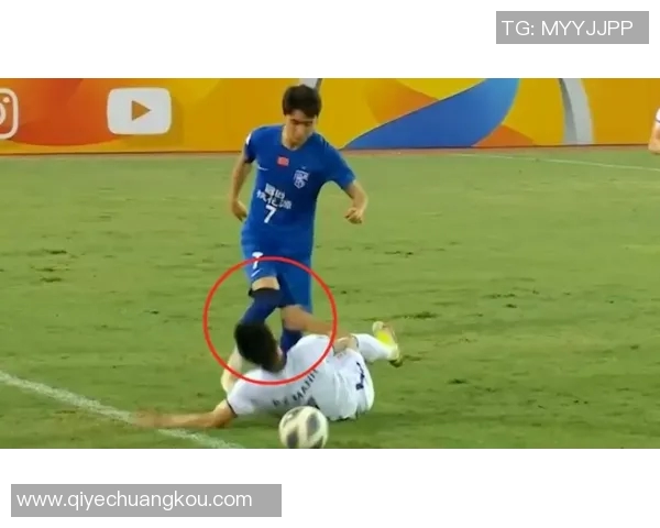 足球明星在比赛中意外踢人引发争议视频曝光引发热议 足球明星在比赛中意外踢人引发争议视频曝光引发热议